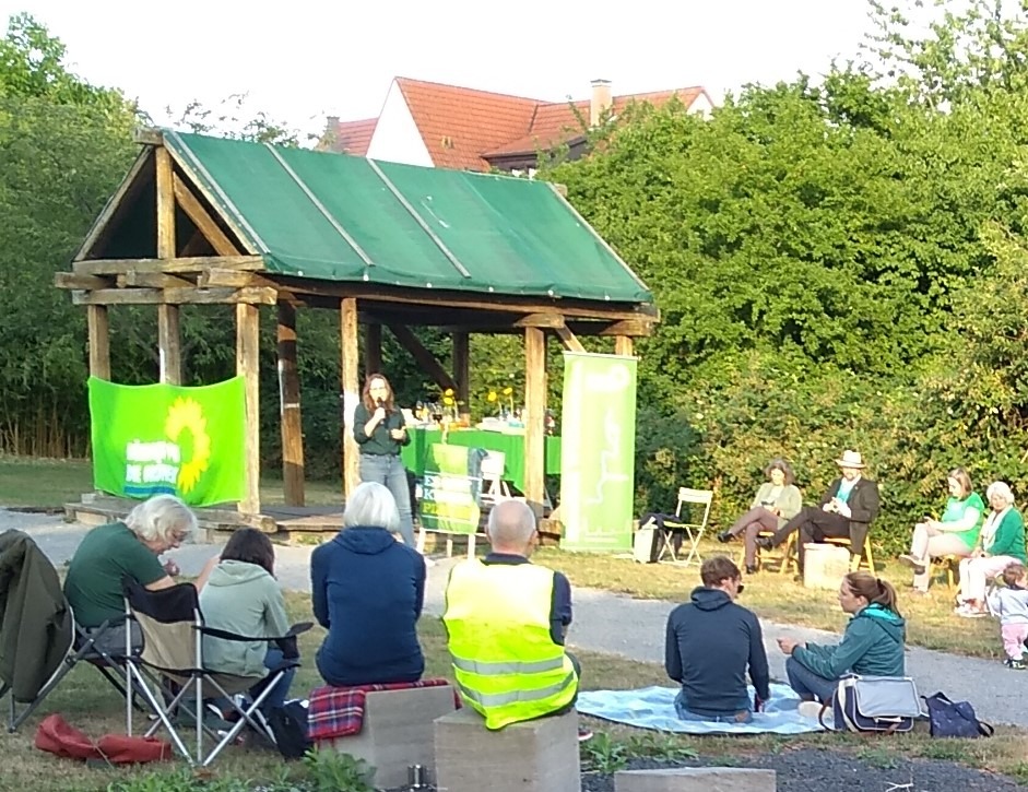 Beim Greend Dinner im Sieboldgarten: MdB Lisa Badum, MdL Kerstin Celina und MdL Patrick Friedl (v.lks.). Daneben Kreisvorsitzende Eva Trapp und Kreisrätin Regina Hetterich