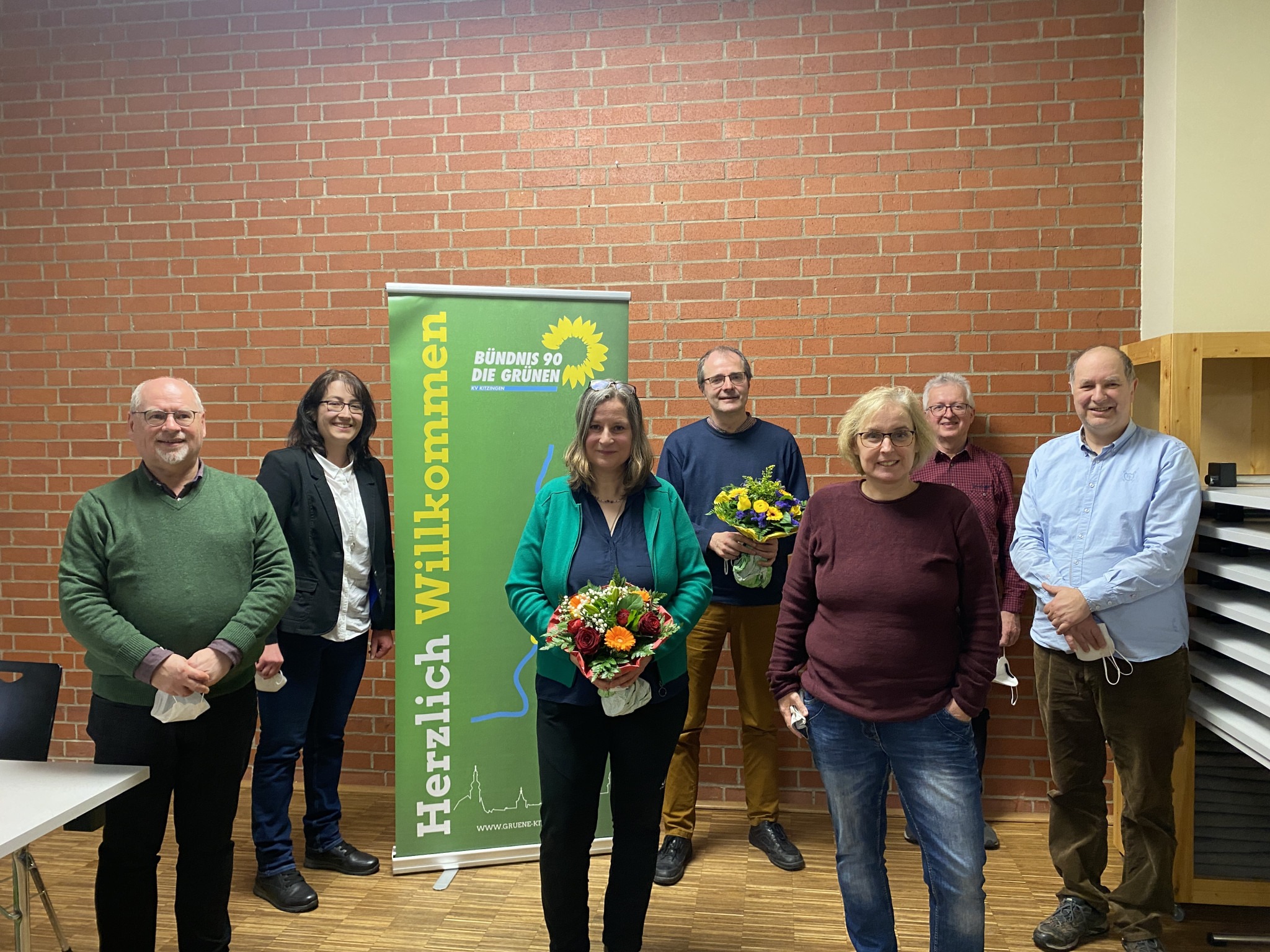 Foto: Andrea Rauch. Der neue Kreisvorstand Grüne Kitzingen, v.lks. Manfred Groitl (Beisitzer), Theresa Sanzenbacher (Beisitzerin), Eva Trapp (Sprecherin), Julian Glienke (Sprecher), Stefanie Schumacher (Beisitzerin), Wilhelm Mix (Schatzmeister), Victor Trapp (Schriftführer). Nicht auf dem Bild: Eva-Maria Stöcklein (Beisitzerin).