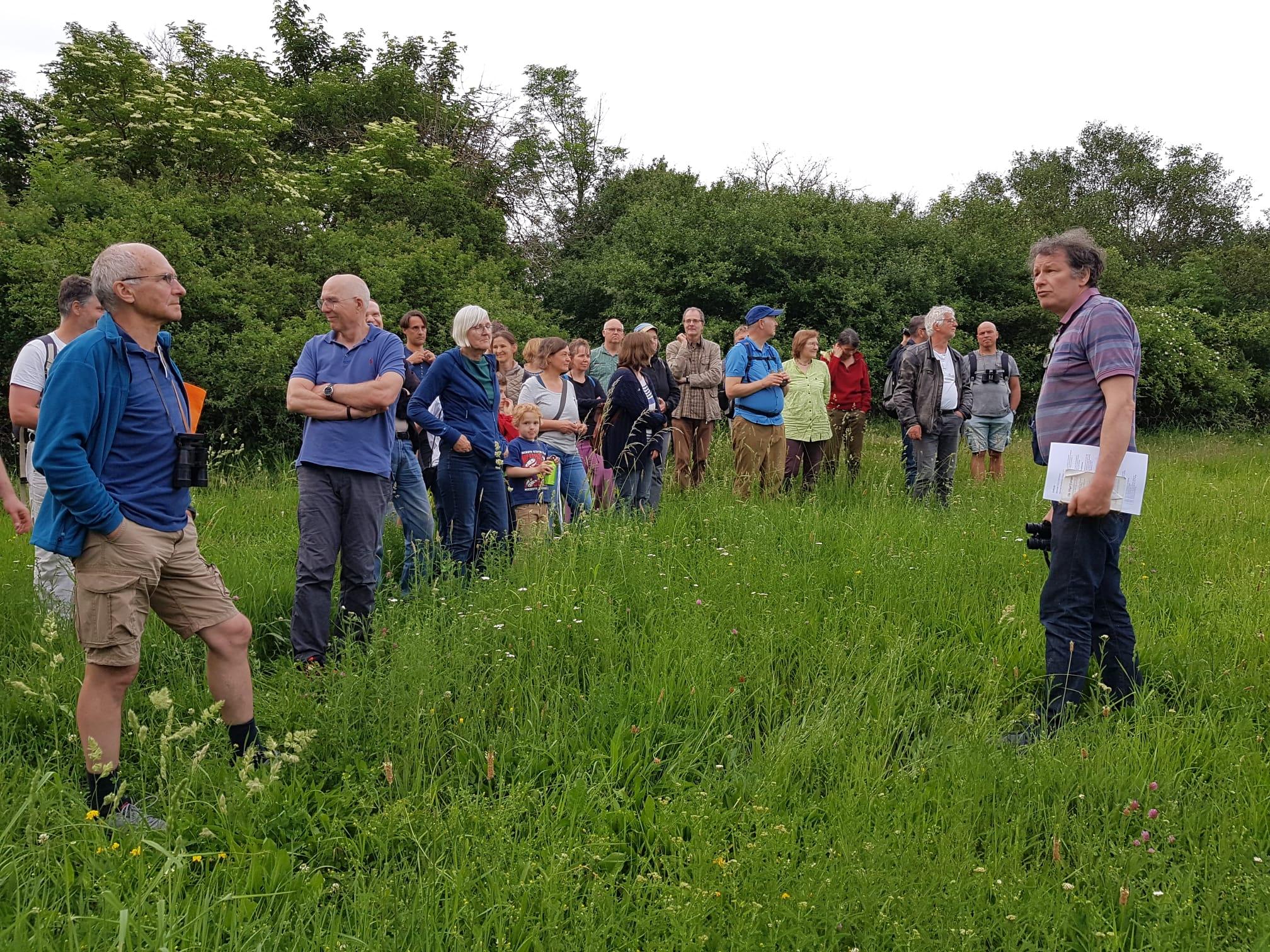 35 Personen waren zur abendlichen Vogelstimmenwanderung mit Biolehrer Martin Schwab gekommen.