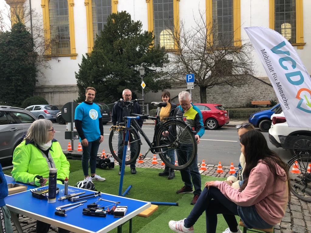 Bayerischer Rundfunk dreht beim Fahrradworkshop beim GRÜN.Raum in der Kaiserstraße