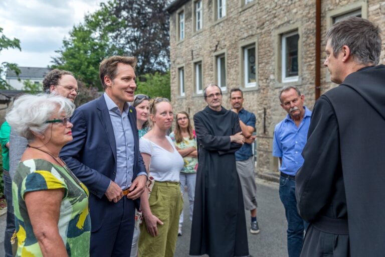 Spitzenkandidat Ludwig Hartmann in der Abtei Münsterschwarzach