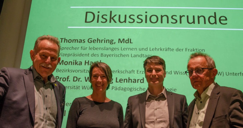 Die Podiumsteilnehmer*innen stellten sich den Fragen der Gäste zur Zukunft der Schule in Bayern. V.l.n.r.: Paul Knoblach (MdL, Landkreis Schweinfurt), Monika Hartl (GEW-Bezirksvorsitzende), Prof. Dr. Wolfgang Lenhard (Universität Würzburg) und Thomas Gehring (MdL und Vizepräsident des Bayerischen Landtags).