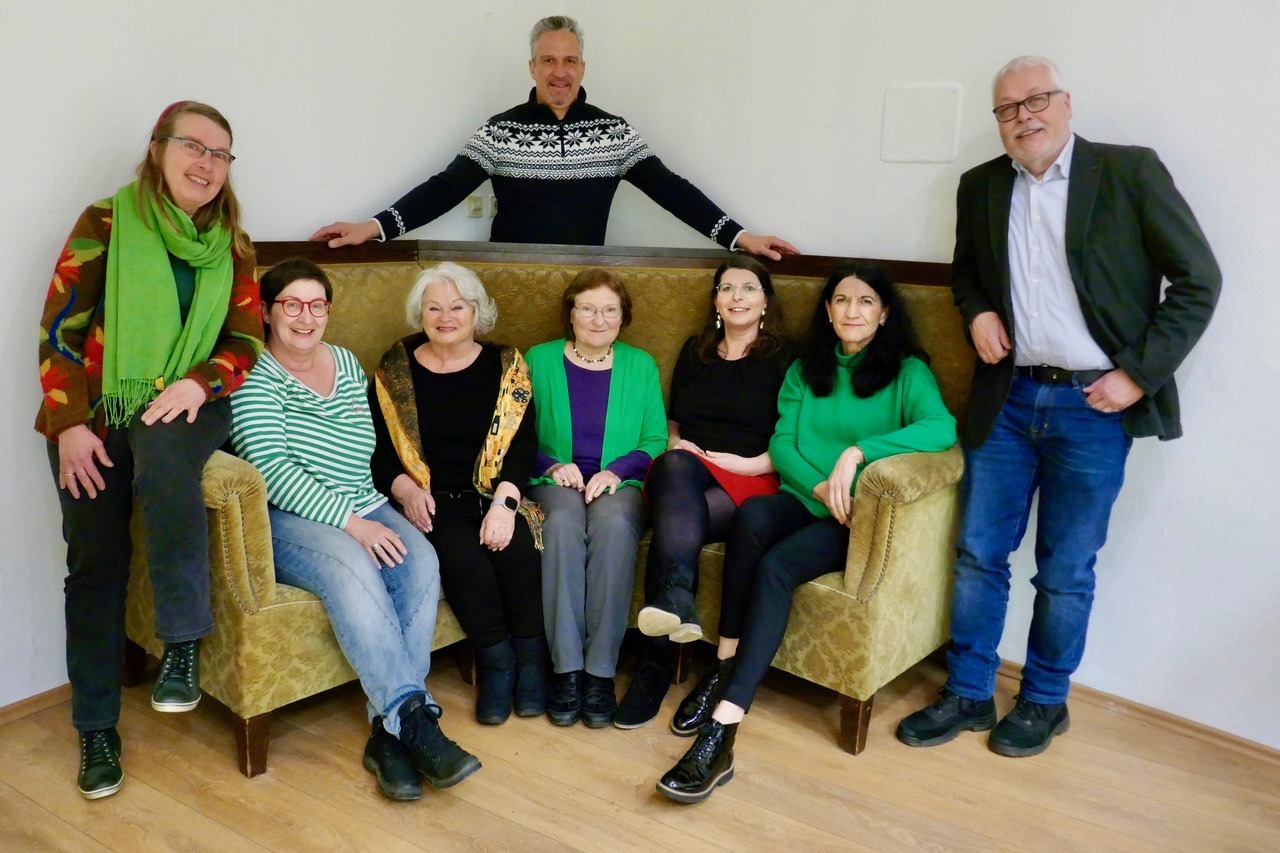 Unsere Kreistagsfraktion auf dem GRÜNEN Sofa im GRÜN.Raum: (v.l.n.r.) Gisela Kramer-Grünwald, Andrea Drexelius, Regina Hetterich, Stefan Schwarz, Christa Büttner, Andrea Rauch, Andrea Schmidt, Klaus Sanzenbacher