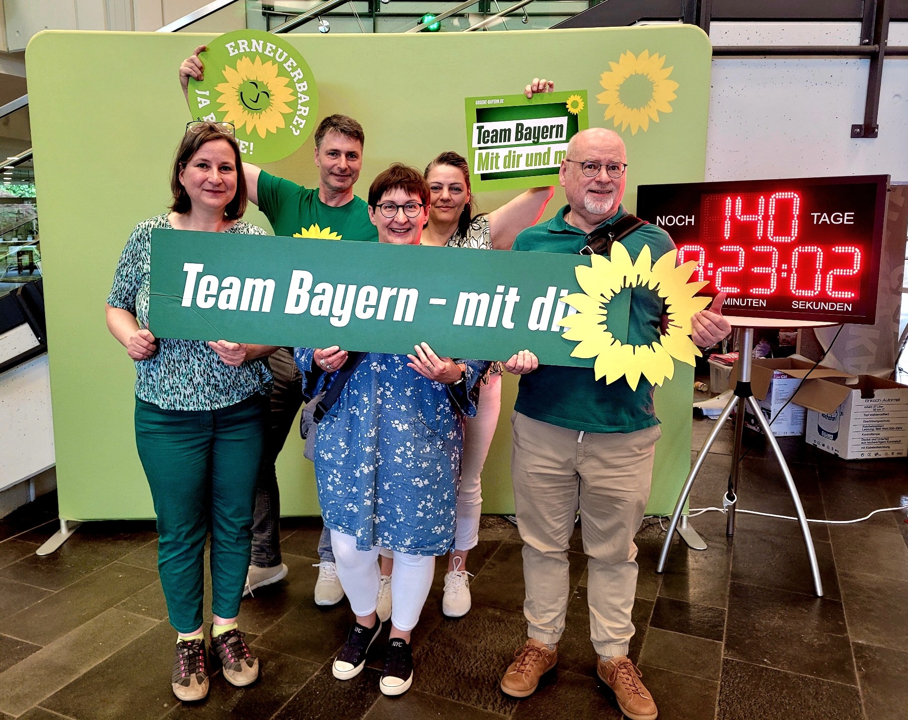 v.lks. Eva Trapp, Wolfgang Lenhard, Andrea Drexelius, Alexandra Lenhard und Manfred Groitl - sie halten das Schild "Team Bayern - mit dir"