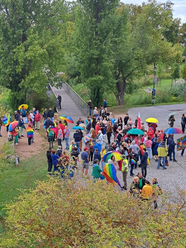 PRESSEMITTEILUNG: 150 Personen bei Mahnwache für Demokratie