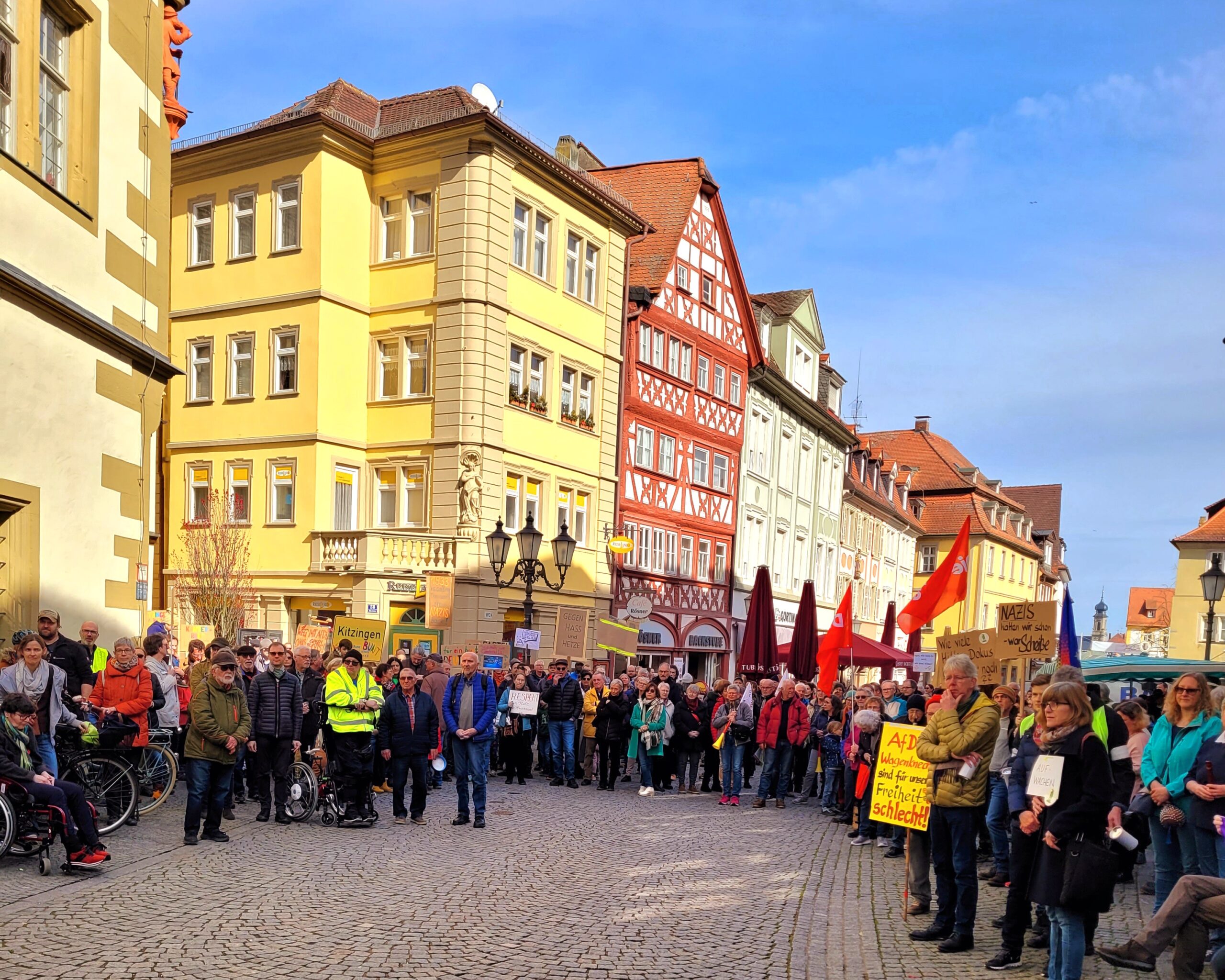 Eine bunte Menschenmenge füllte den Kitzinger Marktplatz.