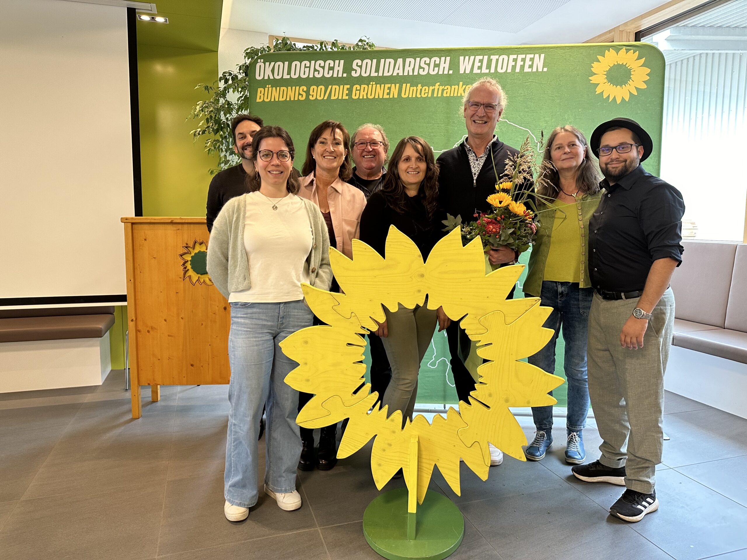 Der frisch gekürte Direktkandidat für die Bundestagswahl, Stefan Weidinger (oben der Erste) umringt vom Kreisvorstand GRÜNE Schweinfurt