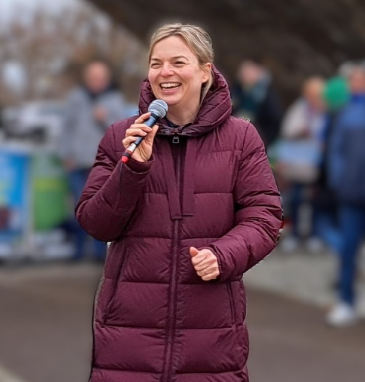 „Wie wollen wir hier in Zukunft leben?“ – Mit Katharina Schulze am Kitzinger Stadtbalkon
